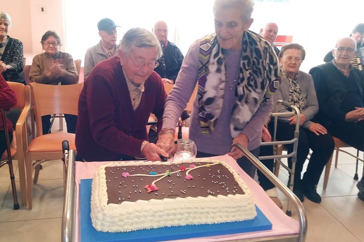 Isolda Civadelić i Anđela Radolović zarezale su slavljeničku tortu